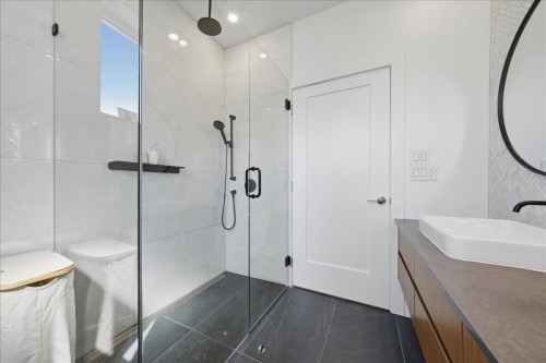 2137 2Nd Avenue E, Vancouver, BC - Indoor Photo Showing Bathroom