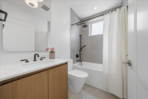 2137 2Nd Avenue E, Vancouver, BC - Indoor Photo Showing Bathroom
