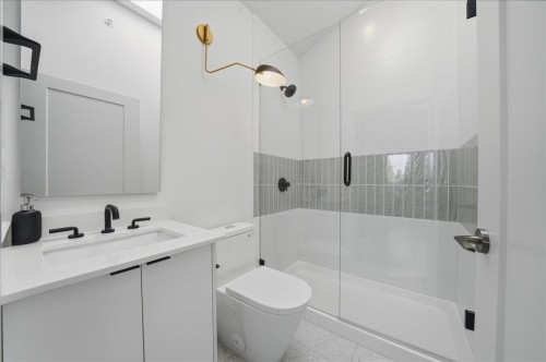 2137 2Nd Avenue E, Vancouver, BC - Indoor Photo Showing Bathroom