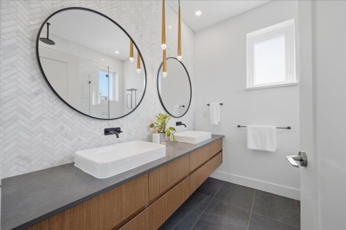 2137 2Nd Avenue E, Vancouver, BC - Indoor Photo Showing Bathroom