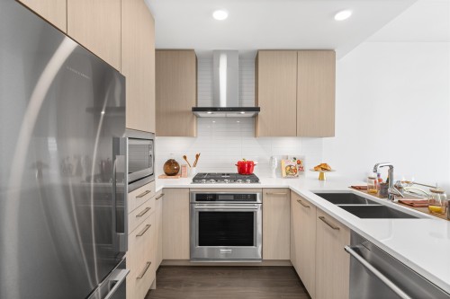 2705-518 Clarke Road  Coquitlam, BC V3J 3X2
