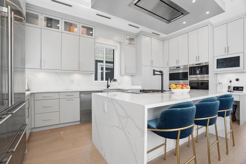 72 57Th Avenue E, Vancouver, BC - Indoor Photo Showing Kitchen With Upgraded Kitchen