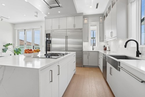 72 57Th Avenue E, Vancouver, BC - Indoor Photo Showing Kitchen With Upgraded Kitchen