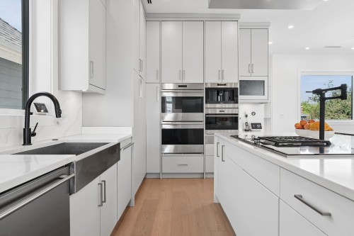 72 57Th Avenue E, Vancouver, BC - Indoor Photo Showing Kitchen With Upgraded Kitchen