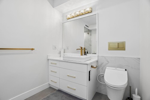 72 57Th Avenue E, Vancouver, BC - Indoor Photo Showing Bathroom
