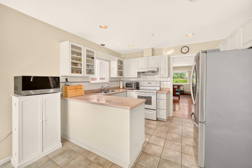 6673 Gladstone Street, Vancouver, BC - Indoor Photo Showing Kitchen With Double Sink