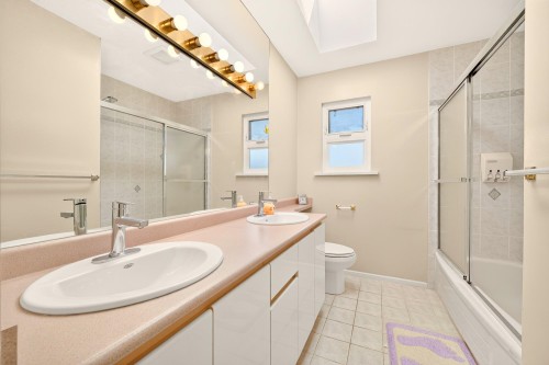 6673 Gladstone Street, Vancouver, BC - Indoor Photo Showing Bathroom