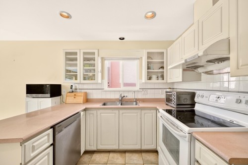 6673 Gladstone Street, Vancouver, BC - Indoor Photo Showing Kitchen With Double Sink