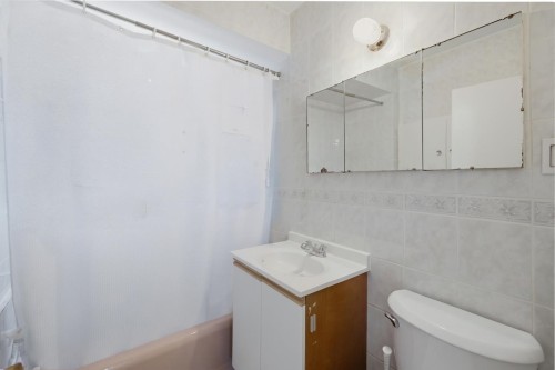 4656 Brentlawn Drive, Burnaby, BC - Indoor Photo Showing Bathroom