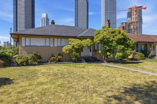 4656 Brentlawn Drive, Burnaby, BC - Outdoor With Facade