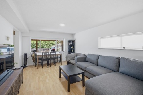 4656 Brentlawn Drive, Burnaby, BC - Indoor Photo Showing Living Room
