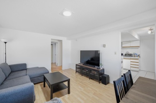 4656 Brentlawn Drive, Burnaby, BC - Indoor Photo Showing Living Room