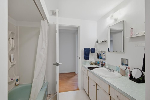 4656 Brentlawn Drive, Burnaby, BC - Indoor Photo Showing Bathroom