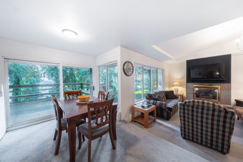 1372 Ottawa Avenue, West Vancouver, BC - Indoor With Fireplace
