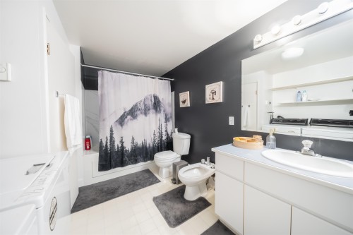1372 Ottawa Avenue, West Vancouver, BC - Indoor Photo Showing Bathroom