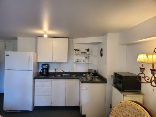 1372 Ottawa Avenue, West Vancouver, BC - Indoor Photo Showing Kitchen With Double Sink
