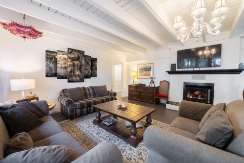 1372 Ottawa Avenue, West Vancouver, BC - Indoor Photo Showing Living Room With Fireplace