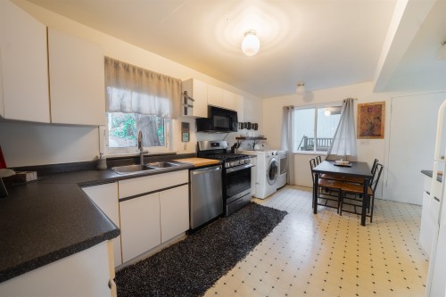 1372 Ottawa Avenue, West Vancouver, BC - Indoor Photo Showing Kitchen With Double Sink