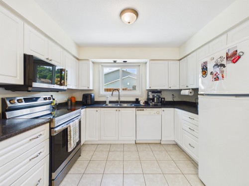 1961 Flynn Crescent, Coquitlam, BC - Indoor Photo Showing Kitchen With Double Sink