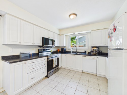 1961 Flynn Crescent, Coquitlam, BC - Indoor Photo Showing Kitchen With Double Sink