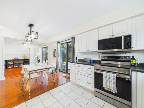 1961 Flynn Crescent, Coquitlam, BC - Indoor Photo Showing Kitchen