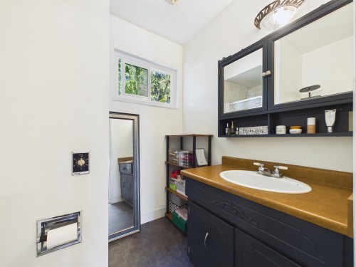 1961 Flynn Crescent, Coquitlam, BC - Indoor Photo Showing Bathroom