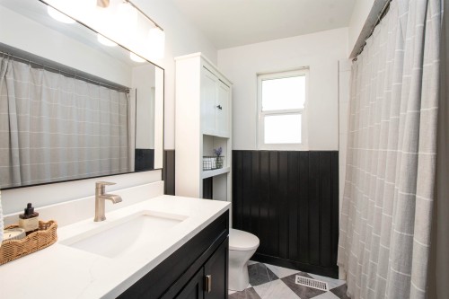 361 19Th Street W, North Vancouver, BC - Indoor Photo Showing Bathroom