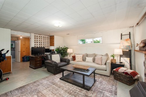 361 19Th Street W, North Vancouver, BC - Indoor Photo Showing Living Room