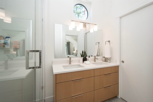 361 19Th Street W, North Vancouver, BC - Indoor Photo Showing Bathroom