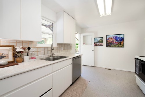 361 19Th Street W, North Vancouver, BC - Indoor Photo Showing Kitchen With Double Sink