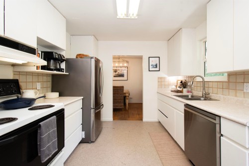 361 19Th Street W, North Vancouver, BC - Indoor Photo Showing Kitchen With Double Sink