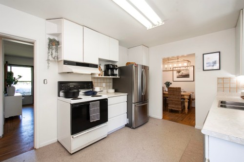 361 19Th Street W, North Vancouver, BC - Indoor Photo Showing Kitchen With Double Sink