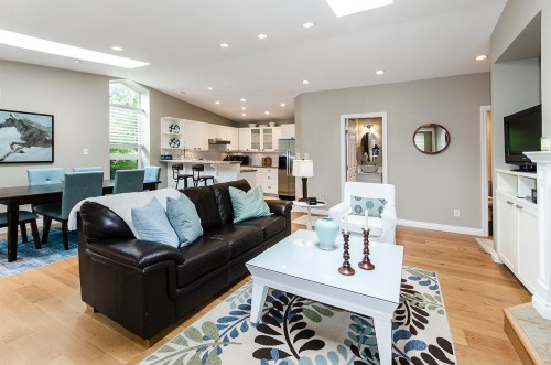 2235 Alden Lane, North Vancouver, BC - Indoor Photo Showing Living Room