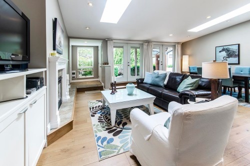 2235 Alden Lane, North Vancouver, BC - Indoor Photo Showing Living Room