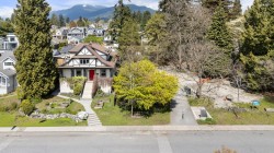 628 5th Street E North Vancouver, BC V7L 1M7