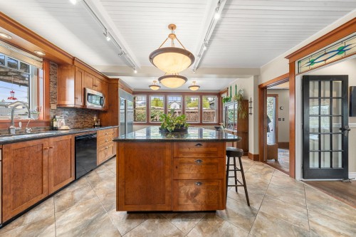 628 5Th Street E, North Vancouver, BC 