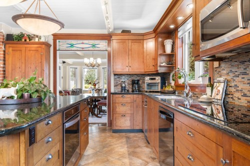 628 5Th Street E, North Vancouver, BC 