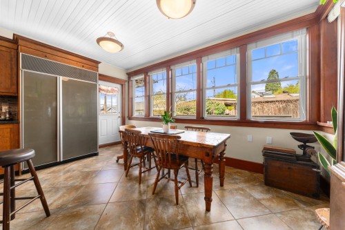 628 5Th Street E, North Vancouver, BC 