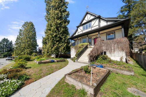 628 5Th Street E, North Vancouver, BC 