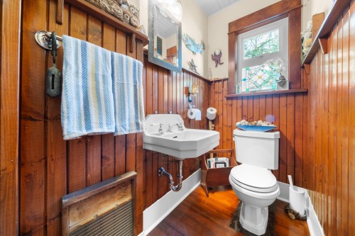 628 5Th Street E, North Vancouver, BC 