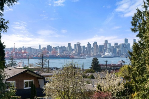 628 5Th Street E, North Vancouver, BC 