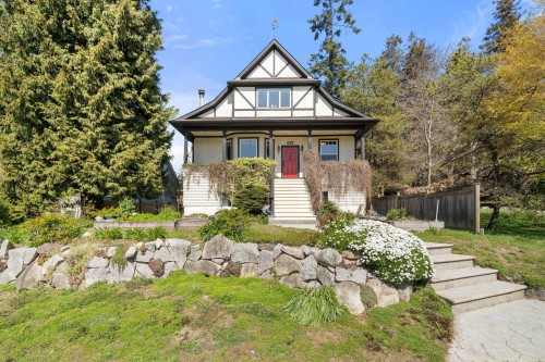 628 5Th Street E, North Vancouver, BC 