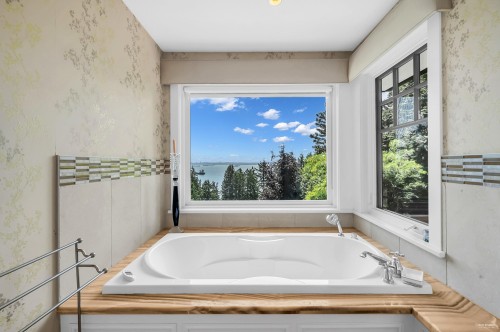 4668 Clovelly Walk, West Vancouver, BC - Indoor Photo Showing Bathroom