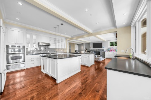 4668 Clovelly Walk, West Vancouver, BC - Indoor Photo Showing Kitchen With Upgraded Kitchen