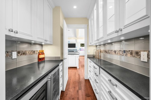 4668 Clovelly Walk, West Vancouver, BC - Indoor Photo Showing Kitchen