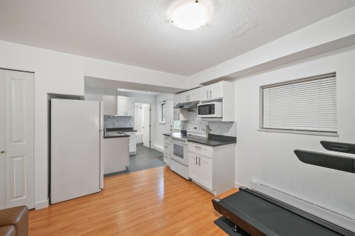 1071 Spar Drive, Coquitlam, BC - Indoor Photo Showing Kitchen