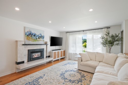 1071 Spar Drive, Coquitlam, BC - Indoor Photo Showing Living Room With Fireplace