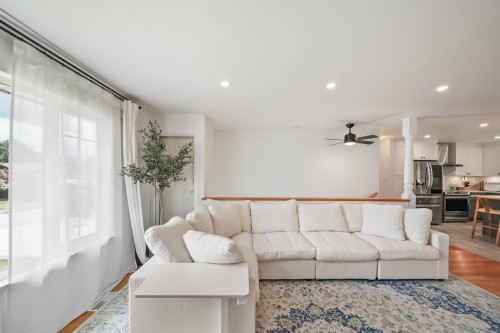 1071 Spar Drive, Coquitlam, BC - Indoor Photo Showing Living Room