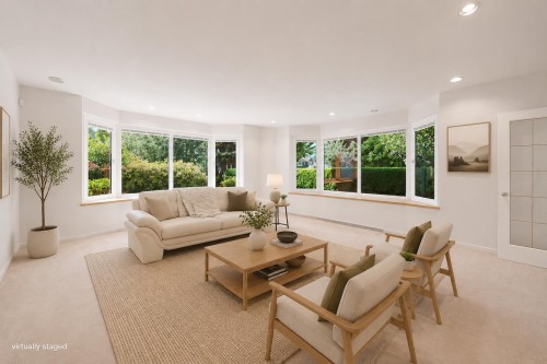 305 17Th Street E, North Vancouver, BC - Indoor Photo Showing Living Room