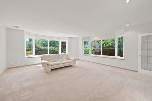 305 17Th Street E, North Vancouver, BC - Indoor Photo Showing Living Room
